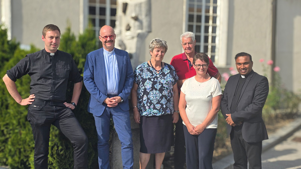 von l: Pater Stephan, Mag. Mario Kietzer, Anni Scheuchelbauer, Engelbert Faschig, Martina Koll und Dechant Stephen Toice