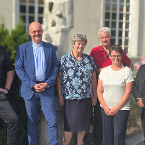 von l: Pater Stephan, Mag. Mario Kietzer, Anni Scheuchelbauer, Engelbert Faschig, Martina Koll und Dechant Stephen Toice